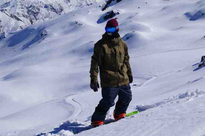 Quelle est la différence entre le snowboard freeride et le snowboard tout terrain ?